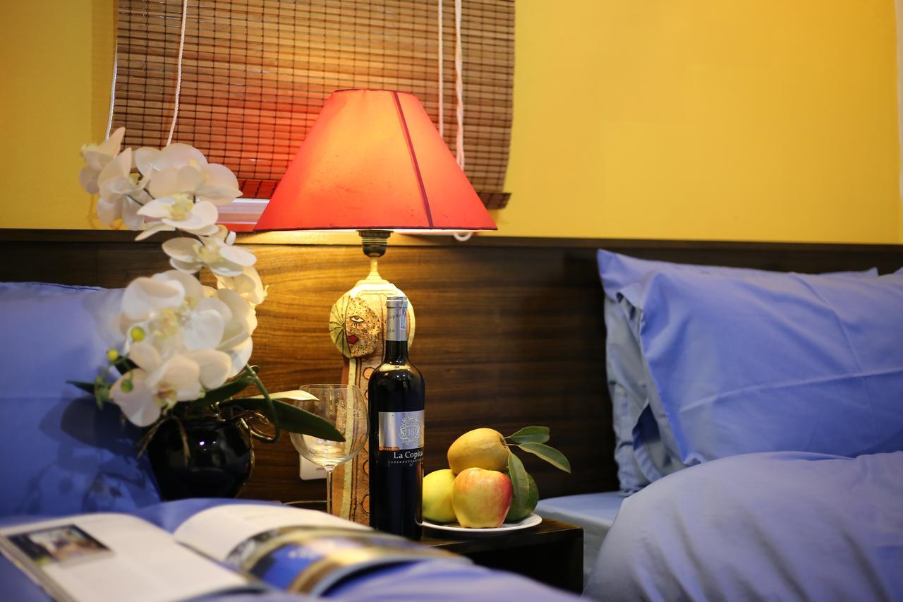 Tuti Lakeside Homestay Hanoi Exteriör bild